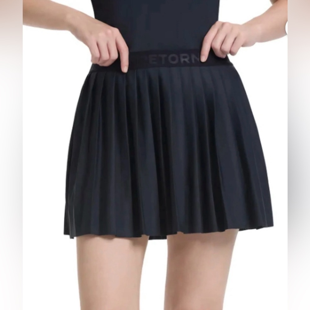 NWOT Tretorn Ladies' Pleated Black Skort Large